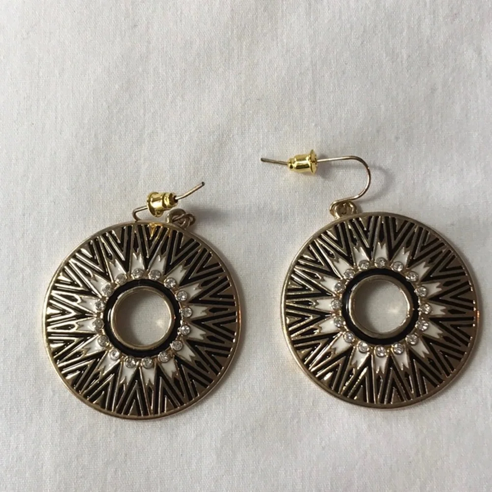 round earrings in gold tone - Picture 3 of 4